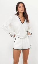 Load image into Gallery viewer, Beverly Linen Dolphin Hem Shorts
