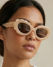 Load image into Gallery viewer, Lilah Flower Polarized Sunglasses
